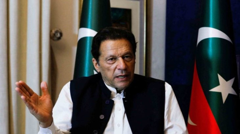 الشرطة الباكستانية تقتحم مقر إقامة رئيس الوزراء السابق عمران خان- (فيديو وتغريدة)